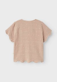 Top corto a maniche corte rosa chiaro con orlo a scallop, caratterizzato da ricami floreali testurizzati e un tessuto morbido e intrecciato. Vista posteriore mostrata.