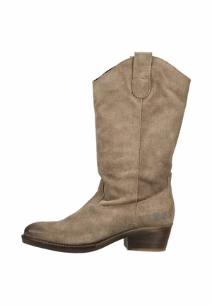 Kastanienbrauner Wildleder-Cowboystiefel bis zur Mitte der Wade mit niedrigem geschichtetem Holzabsatz und Zuglasche vor weißem Hintergrund.