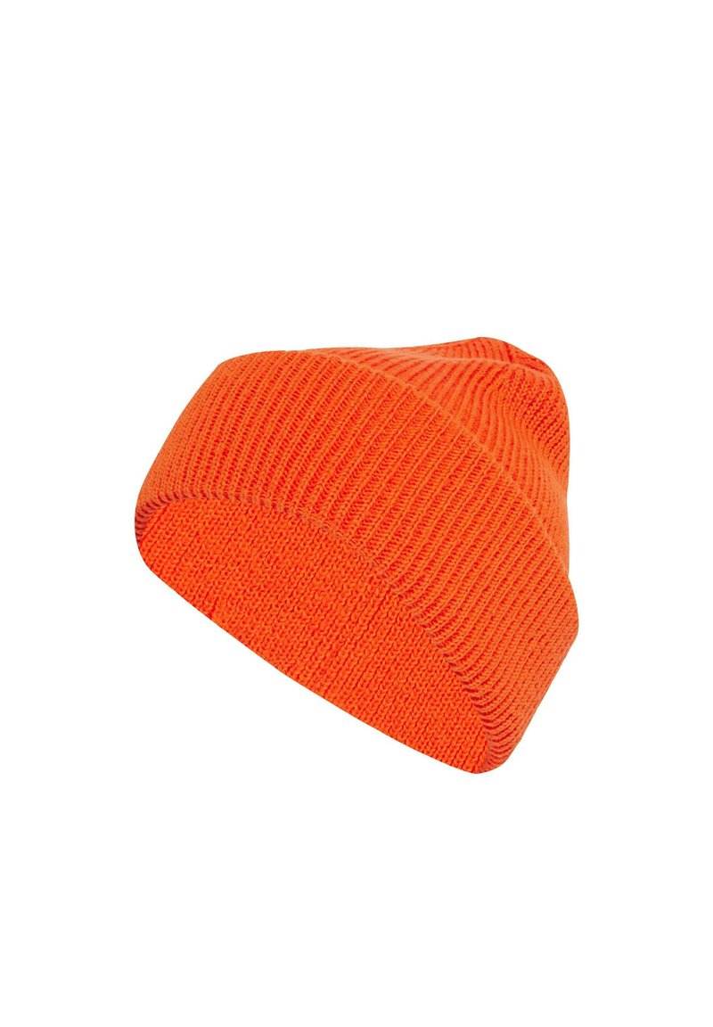 Beanie lavorato a maglia di un brillante arancione, con texture a coste e un design morbido. La forma è leggermente conica sulla parte superiore.