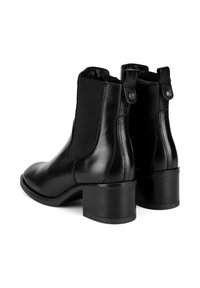 Czarne skórzane botki za kostkę z elastycznymi panelami bocznymi, okrągłym noskiem i niskim obcasem w kształcie bloku. Wyraźne przeszycia na wierzchu.