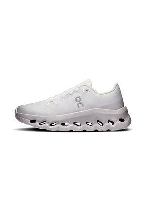 Chaussure de course athlétique blanche avec une semelle en mousse comportant des découpes ovales et un logo gris sur le côté.