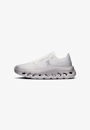 Chaussure de course athlétique blanche avec une semelle en mousse comportant des découpes ovales et un logo gris sur le côté.