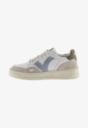 Sneaker in pelle bianca con accenti in suede grigio, dettagli beige chiaro e un tab sul tallone verde. Presenta perforazioni e lacci piatti.