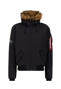 Zwarte bomberjack met een bont gevoerde capuchon, elastische manchetten, zijzakken en een schouderpatch. Heeft een rode label op de arm.