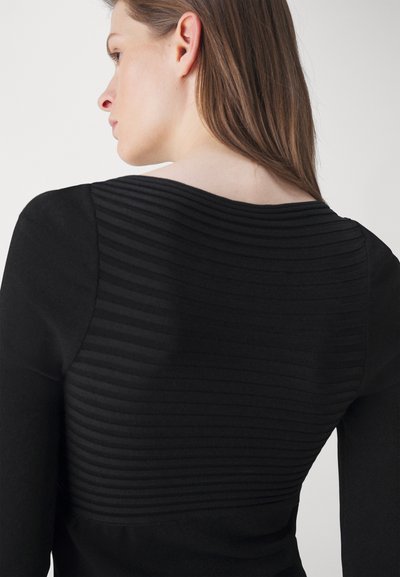 Μαύρο μπλούζα με μακριά μανίκια και ριχό λαιμό, με ριμπ επένδυση στην πλάτη και λείο μπροστινό μέρος. Το ύφασμα φαίνεται μαλακό και ελαφρώς ελαστικό.