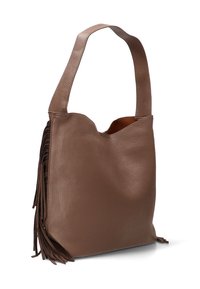 Bolso de mano de cuero marrón con una textura suave, que presenta un borde superior ondulado y flecos laterales para un detalle adicional. Correa de hombro ajustable.