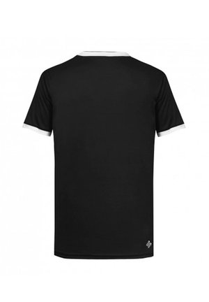 Camisa negra de manga corta con ribete blanco en el cuello y puños, vista desde atrás, con un pequeño detalle a cuadros cerca del dobladillo inferior.