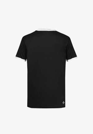 Camisa negra de manga corta con ribete blanco en el cuello y puños, vista desde atrás, con un pequeño detalle a cuadros cerca del dobladillo inferior.
