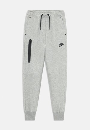Grå sweatpants med dragsko i midjan, två sidofickor och en zip-ficka på vänster ben. Har svarta detaljer och logotyp.
