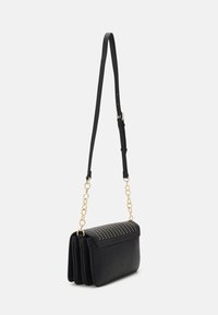 Borsa a tracolla nera in ecopelle con tracolla a catena removibile, dotata di un cappuccio superiore borchiato e tre scomparti. Texture liscia con dettagli dorati.