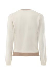 Cremfarbener Pullover mit langen Ärmeln, tailliertem Schnitt und einem hellbraunen Rippabschluss. Glatte Textur, runder Halsausschnitt und minimalistischer Stil.