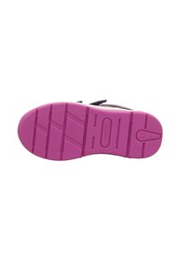 Schuhsohle aus pinkem Gummi mit strukturiertem Oberflächen, ausgestattet mit horizontalen und vertikalen Rillen für besseren Halt sowie einem kreisförmigen Logodesign.