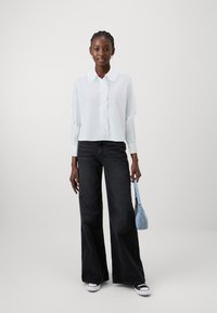 GAP CROPPED POPLIN RUFFLE - Blúzka so zapínaním na gombíky - optic white