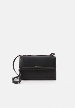 Czarna, prostokątna torebka crossbody z teksturowanymi krawędziami, złotym okuciem i logo „Forever New" na przednim klapie na białym tle.