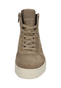 Hochschnitt-Sneaker aus taupefarbenem Wildleder mit einer strukturierten Mesh-Zunge, flachen Schnürsenkeln und einer weißen Gummisohle. Mit einem Logo-Tag auf der Zunge.