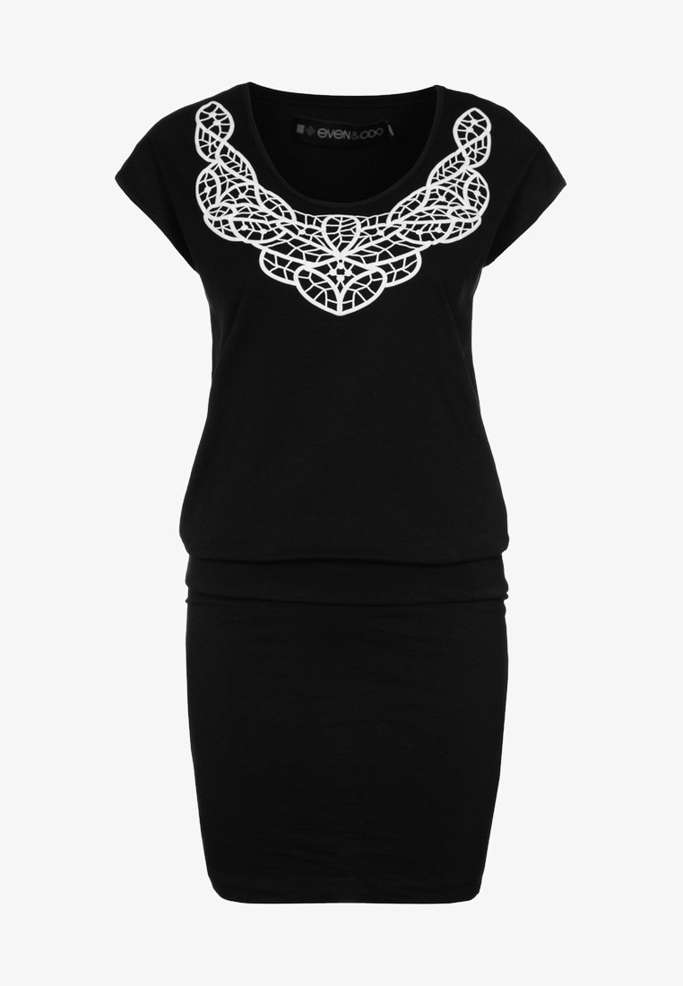 Czarna bawełniana sukienka z krótkimi rękawami, ozdobiona białą koronką w geometryczne wzory oraz dopasowanym krojem. Miękka w dotyku, sięgająca do kolan.