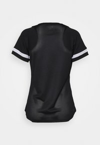 Svart träningsskjorta med korta ärmar, mesh-textur och vita accentstänger på ärmarna. Bakifrån visas det andningsbara tygdesign.