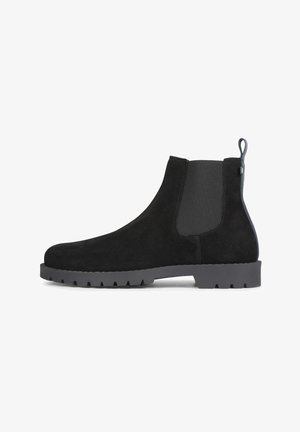 Zwarte suède Chelsea boot met elastische zijkanten, aantrektab en een gestructureerde rubberen zool. Kenmerkt zich door een ronde neus en een stevige constructie.
