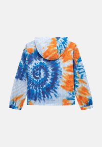 Hoodie med ett blått och orange tie-dye-mönster på vit bakgrund, med elastiska ärmslut och en logomönstrad textur.