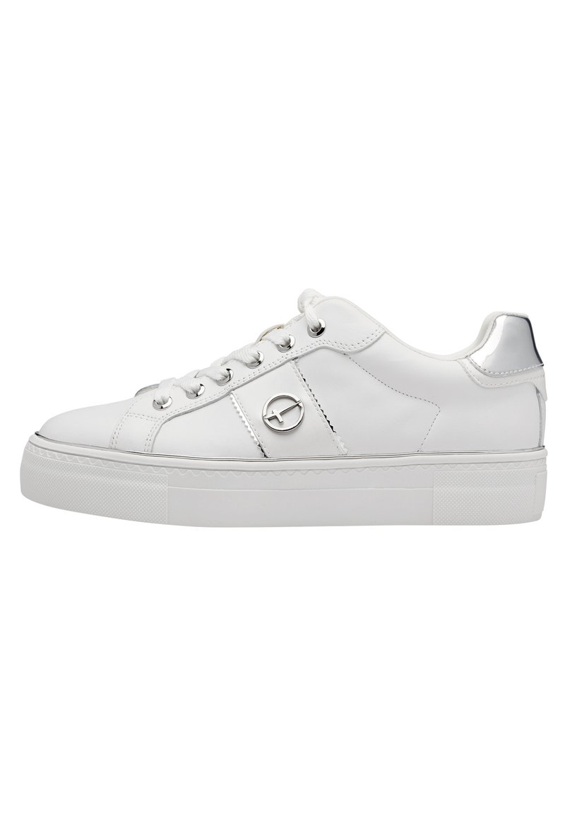 Baskets en cuir blanc avec une texture lisse, dotées d'accents en argent, de lacets plats et d'un logo rond sur le côté. Semelle en caoutchouc épaisse.
