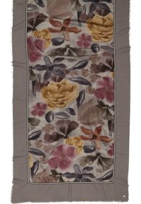 Sciarpa floreale con fiori in stile acquerello nei toni del giallo, rosa e viola su uno sfondo chiaro, con un bordo grigio uniforme e bordi frangiati.