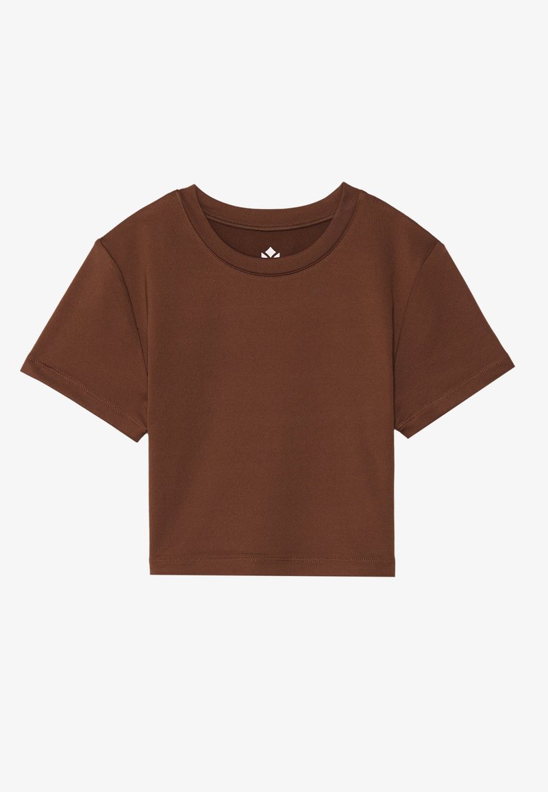 Brun kort t-shirt med rund halsringning, korta ärmar och en slät tygstruktur. Har minimalistisk branding vid halsringningen.