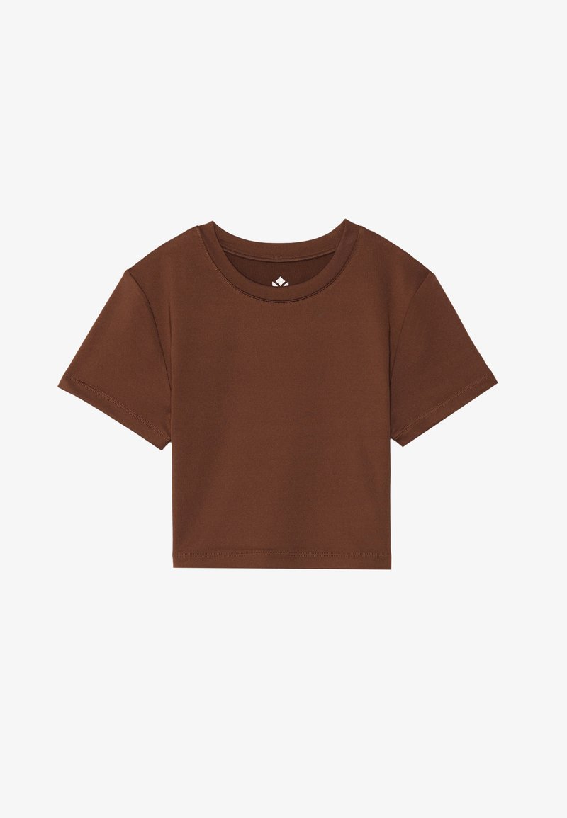 Brun kort t-shirt med rund halsringning, korta ärmar och en slät tygstruktur. Har minimalistisk branding vid halsringningen.