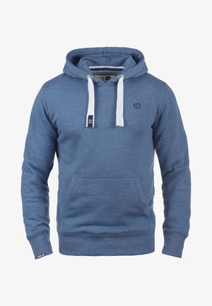 Modrá mikina s kapucňou, predným vreckom, šnúrkou v kapucni, rebrovanými manžetami a malým logom na hrudi. Vyrobená z mäkkej, textúrovanej tkaniny.