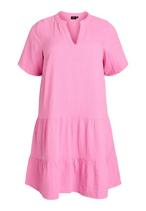 Rožinė trumpomis rankovėmis kasdienė suknelė su sluoksniuota sijono dalimi ir V formos kaklu, pagaminta iš lengvos tekstūruotos medžiagos.