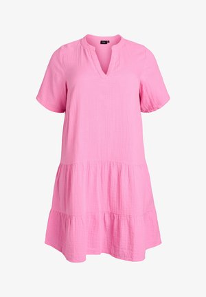 Rožinė trumpomis rankovėmis kasdienė suknelė su sluoksniuota sijono dalimi ir V formos kaklu, pagaminta iš lengvos tekstūruotos medžiagos.