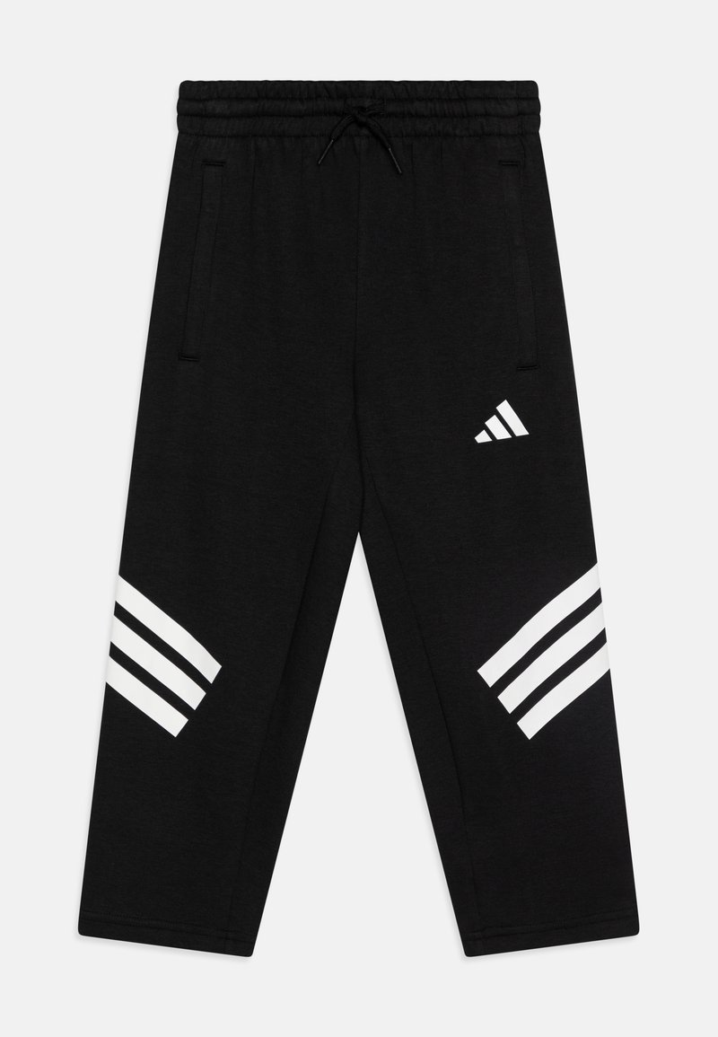 Calças de atleta pretas com cintura ajustável por cordão, bolsos laterais e três riscas brancas em cada perna. O material parece suave e texturizado.