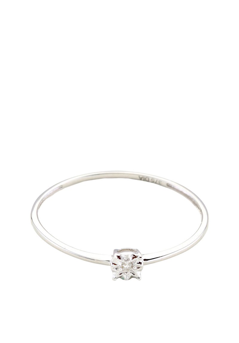 Tanka srebrna prstana z ročno nastavljenim diamantom v cvetličnem dizajnu. Poliran zaključek poudari sijaj in podrobnosti facetam kamna.