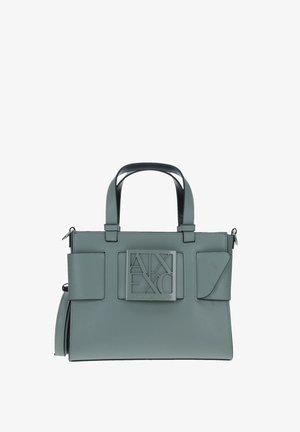 Borsa a tracolla in finta pelle grigia con manici superiori doppi, chiusura con zip, logo impresso sul davanti e dettagli con tasche laterali. Forma rettangolare.