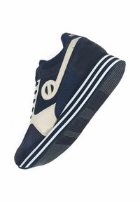 Baskets navy et beige avec une tige en suède et en mesh, comprenant un accent texturé, une semelle rayée blanche et un détail de logo circulaire sur le côté.