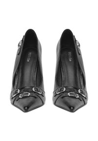 Pantofole nere in pelle con punta affusolata e finitura testurizzata, dotate di decorative fibbie argentate sulla tomaia. Fodera interna liscia per un comfort ottimale.