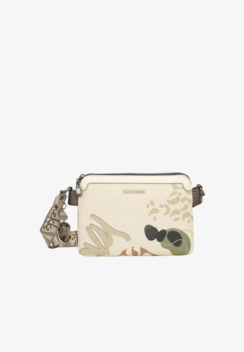 Kremowa prostokątna torebka na ramię z abstrakcyjnymi zielonymi, brązowymi i czarnymi wzorami, regulowany pasek z przyczepionymi ozdobnymi zawieszkami oraz zamknięcie na zamek.