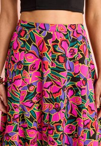 Multikleurige bloemenrok met roze, paarse en groene tinten, geplooide textuur en een zwarte achtergrond met gedurfde omtrekken.