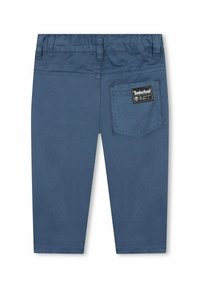 Blauwe katoenen broek met een vlakke tailleband, achterzak met het Timberland-logo en een gladde textuur. Geen zichtbare patronen of accenten.