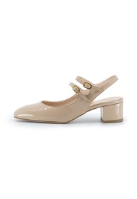 Scarpa slingback in pelle sintetica beige con due cinturini regolabili, punta rotonda e tacco largo. Texture liscia e dettagli di design minimali.