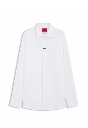 Weißes Langarmhemd mit klassischem Kragen, verdeckter Knopfleiste und einem kleinen schwarzen Logo-Akzent auf der Vorderseite. Glatte Textur.