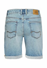 Shorts en denim bleu clair avec un ourlet replié, dotés de deux poches arrière et d'une étiquette en cuir beige à la taille. Détails cousus de couleur contrastante.