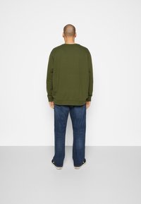 Levi's® Plus ORIGINAL CREW - Camisola - mossy green