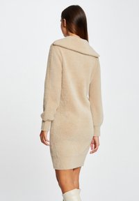 Morgan STRAIGHT ZIPPED ROLLNECK - Etuikleid - beige