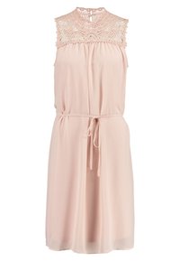 Robe sans manches couleur blush avec un empiècement en dentelle, une taille froncée et un détail de lien ajustable. Tissu doux et fluide avec une coupe décontractée.