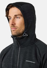 Zwarte fleece hoodie met een hoge kraag, voorrits, verstelbare trekkoorden aan de capuchon en logo op de linkerborst.