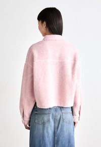 Tommy Jeans BADGE OVERSHIRT - Žieminė striukė - ballet pink