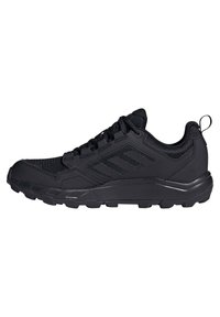 Scarpe sportive nere con una tomaia in rete testurizzata, punta rinforzata e suola in gomma caratterizzata da tacchetti profondi per una migliore aderenza. Dettagliate con lacci e un gancio di trazione.