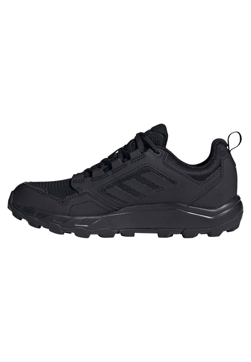 Scarpe sportive nere con una tomaia in rete testurizzata, punta rinforzata e suola in gomma caratterizzata da tacchetti profondi per una migliore aderenza. Dettagliate con lacci e un gancio di trazione.