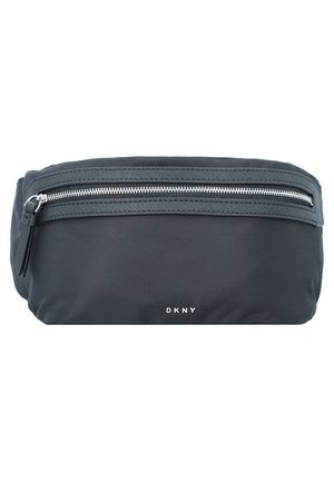 Czarna saszetka na biodro DKNY z przednią kieszenią zapinaną na zamek i srebrnym suwakiem na białym tle.