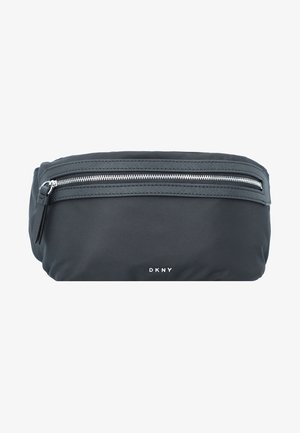 Riñonera negra de DKNY con un bolsillo frontal con cremallera y tirador de cremallera plateado sobre un fondo blanco.